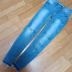 Bershka Super Skinnyウォッシュドダメージ デニムのサムネイル
