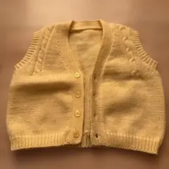 淡い黄色のニットベスト