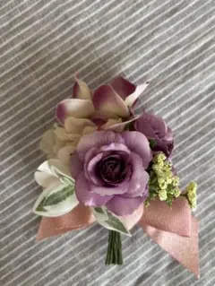 紫と白の造花コサージュ