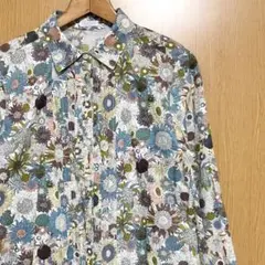 ブルーリボン　リバティ柄 タック プリーツ ブラウス シャツ 花柄 チュニックのサムネイル