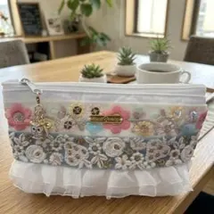 ㊼ハンドメイド インド刺繍リボンポーチ ホワイト フリルチャーム付