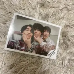 渡辺翔太、松村北斗、松田元太　セルフィー　公式写真