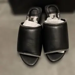 FENDI ブラック レザー サンダル ジップ装飾のサムネイル