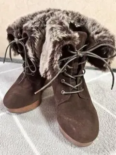 厚底ファー付きブラウンスエードブーティ　美脚