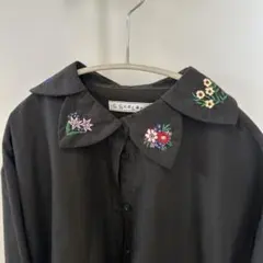 【発送可】is ScoLar 襟花刺繍ブラウスのサムネイル