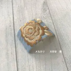 インド刺繍リボン　水色生地に薔薇の花の刺繍　ポニーフック(ソフトワイヤー入り)