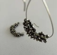 ダークグレー ビーズ フープピアス 大振り