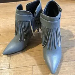 フリンジ付きグレーのブーティ