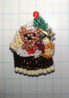 ハンドメイドビーズ刺繍ブローチ くまのクリスマスチョコレートケーキ
