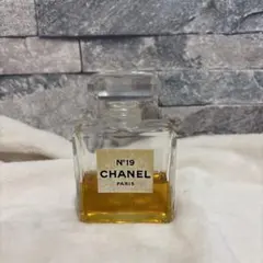CHANEL N°19