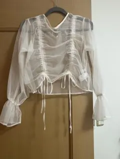 透け感ブラウス