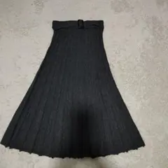 グレーのウール混合プリーツスカート