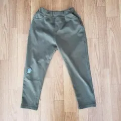 カーキのパンツ 120