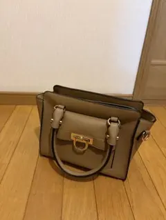 ベージュバッグ