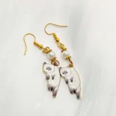 ぶらさがり白猫のピアス　イヤリング　ハンドメイド　ホワイト　ねこ　かわいい