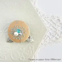 ビジュー煌めくお花のブローチ(ベージュ)＊ミナペルホネン刺繍生地とスワロフスキー
