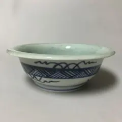 外側が染め付け、内側が青磁の小皿　伊万里