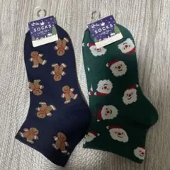 ジンジャーブレッドマンとサンタの柄ソックス