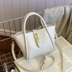 ショルダーバッグ　カバン　白　アイボリー　ゴールド　ハンドバッグ　バッグ
