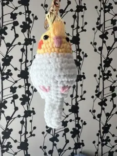 ハンドメイド　オカメインコルチノー手作あみぐるみ　素敵なキーホルダーとチャーム付