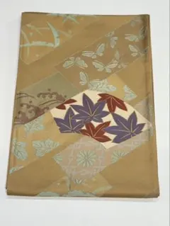名古屋帯 葉模様と蝶のデザイン