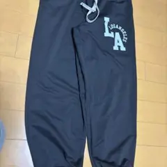 ロサンゼルス ロゴ入り トレーニングパンツ 黒