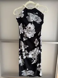 黒と白の花柄ハイネックワンピース