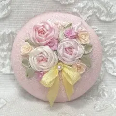 ＊リボン刺繍＊くるみボタン＊刺繍ブローチ＊バラの花束