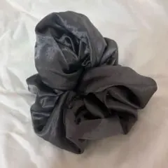 サテン シュシュ ダークグレー