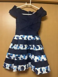 an オフショルダー ドレス