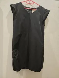 黒い半袖Vネックワンピース