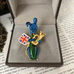 イギリス製ヴィンテージブローチ 楽器とわんちゃん