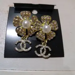 CHANELロゴ　ノベルティゴールド 花型 ピアス(両耳用)