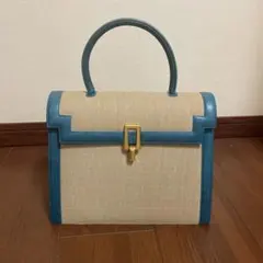 ベージュと青のハンドバッグ