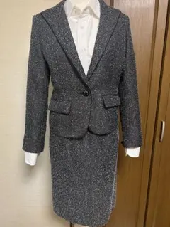 黒と白のツイードスーツ