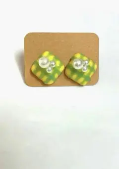 ピアス　パール風　イエロー×ブルー　ラメ　チェック