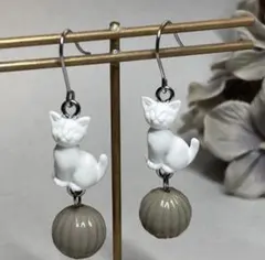 白猫アクリルビーズピアス白グレ