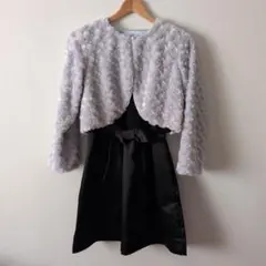 グレーのファーコートとブラックドレスセット