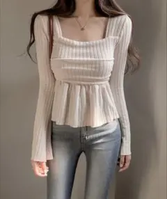 SONA スクエアネック ペプラムフェミニンスリムリ ブニット