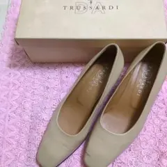 新春セール TRUSSARDI ベージュ レザーパンプス23,5
