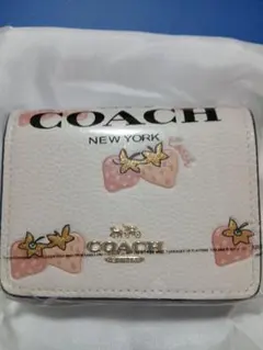 新品・未使用コーチCOACH CZ762 二つ折り財布 ホワイト/チェリー