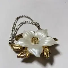 ヴィンテージ フラワーブローチ チェーン付き ゴールドカラー アクセサリー