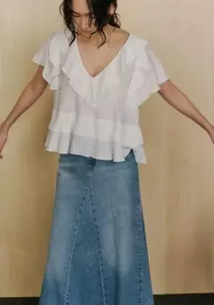 ZARA フリル付きホワイトVネックシャツ