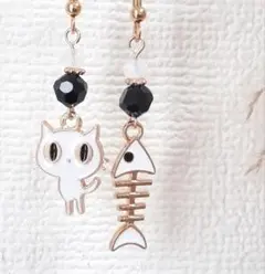 腹ぺこ猫ちゃんのアシンメトリーピアス　白猫さん