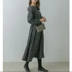 ロッソ フラワープリント×サテンリバーシブルワンピース ティアード 黒×紺