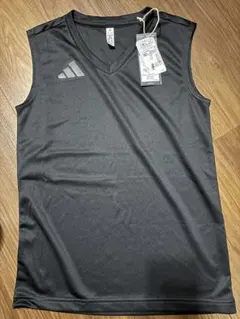 adidas Vネックタンクトップ