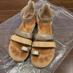 UGG アグ Zina ジーナ トング サンダル バックジッパー コルク 24のサムネイル