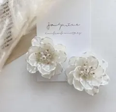 新品！　パールホワイト　フラワーピアス　ウェディング