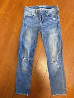 【美品】zaraダメージジーンズ
