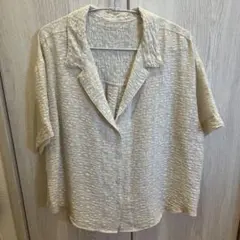 ベージュ系ボタン付き半袖シャツ